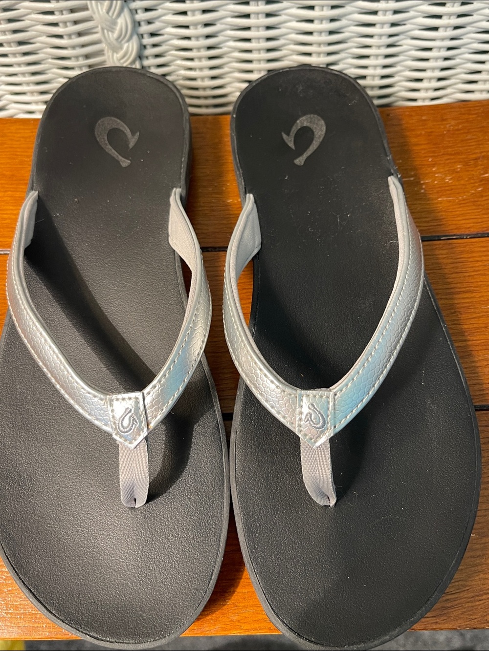 OluKai Pauwe Silver Metallic Thong Sandals Like New Size 8 - Picture 5 of 12